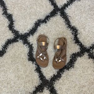 Report women’s sandals